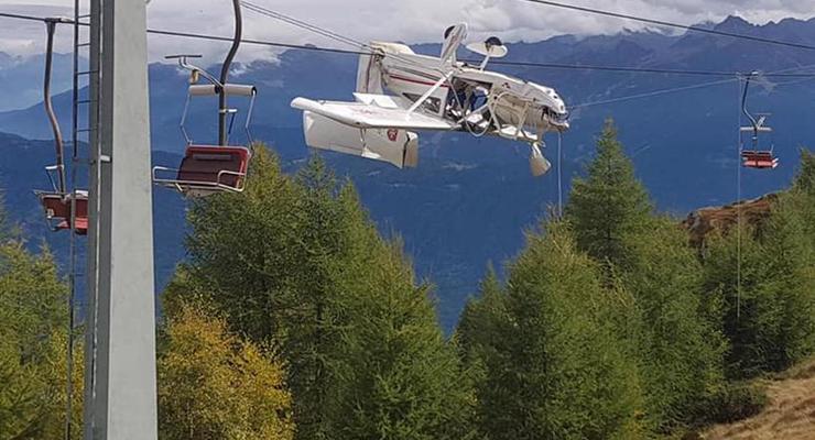 В Альпах самолет повис на проводах