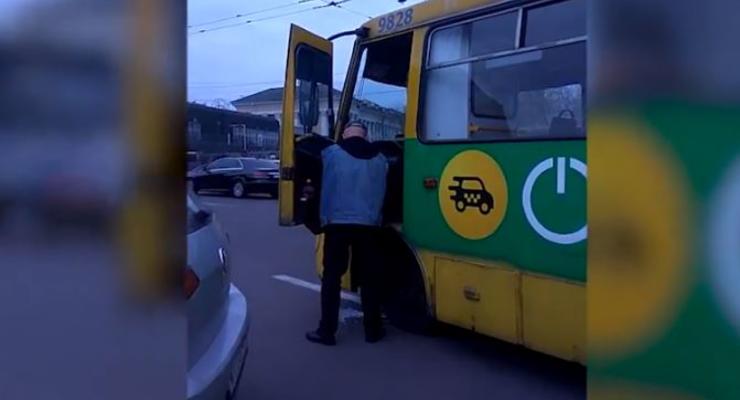 Киевляне засняли, как маршрутчик помочился на собственный автобус