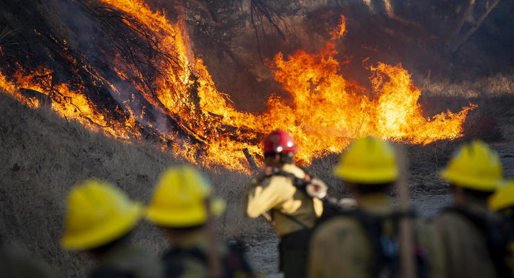 В Калифорнии из-за лесных пожаров эвакуировали более 100 тысяч человек