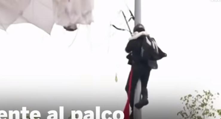В Испании в ходе парада парашютист повис на столбе