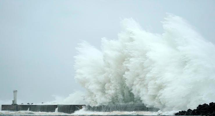 В Токийском заливе затонул корабль из-за тайфуна