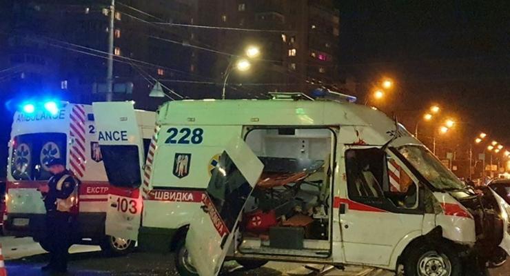 В Киеве "скорая" с ребенком попала в ДТП, двое погибших