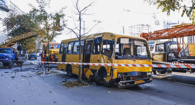 В Киеве маршрутка протаранила столб, есть пострадавшие