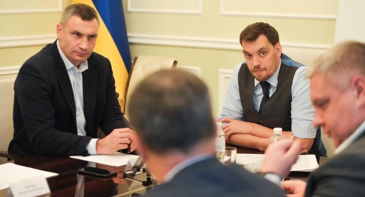 Гончарук и Кличко обсудили "скворечник" на Майдане