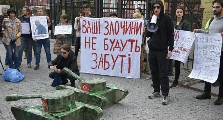 Под посольством Турции в Киеве протестовали против нападения на Сирию