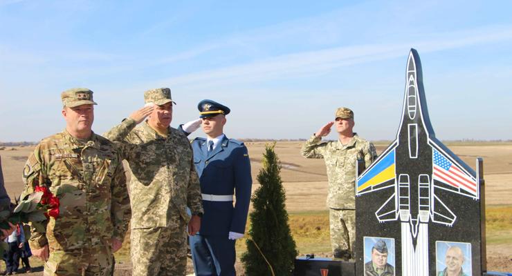 Погибший год назад на учениях экипаж Су-27 почтили памятником