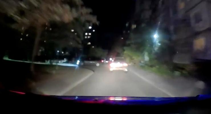 Пьяный водитель в Сумах 30 метров тянул копа за машиной