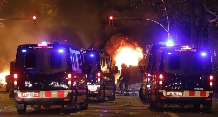 Протестующие в Испании обстреляли вертолет и бросали кислоту в полицию