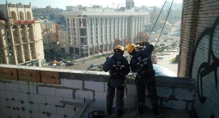 На Майдане демонтируют скандальную надстройку в жилом доме