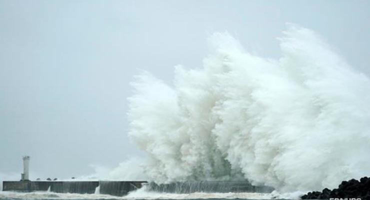 На Японию надвигаются два новых тайфуна