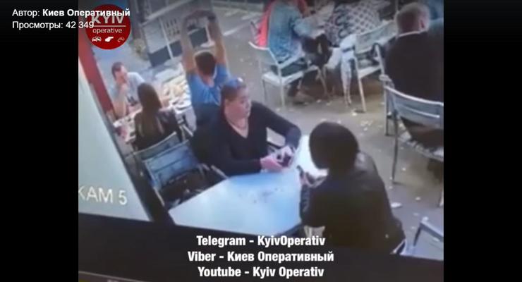 В ресторанах Киева орудуют ловкие воровки: появилось видео