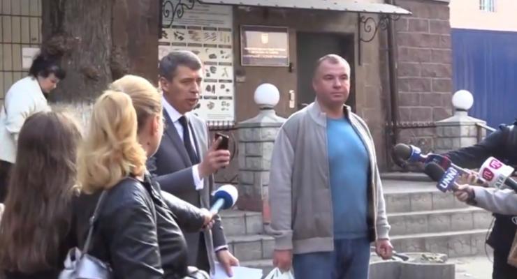Электронный браслет, жена и адвокат: Гладковский вышел из СИЗО