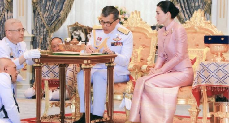 "Слишком высокие амбиции": король Таиланда лишил титулов свою жену