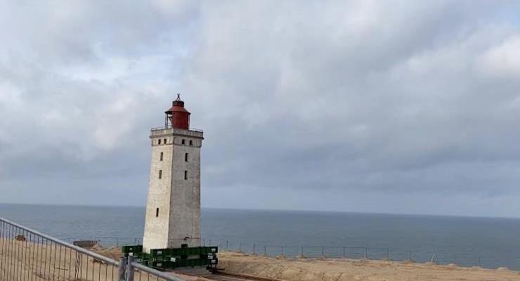Спасают от затопления: в Дании двигают старинный маяк