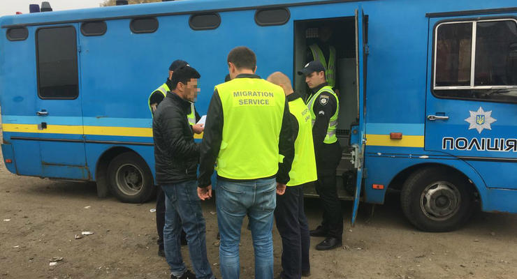 На рынке "Троещина" в Киеве задержали 17 нелегальных мигрантов