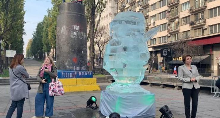 В Киеве на месте "синей руки" установили ледяную рысь