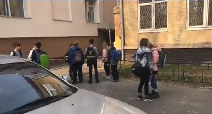На Отрадном из окна школы выпала девочка: Подозревают, что это попытка самоубийства