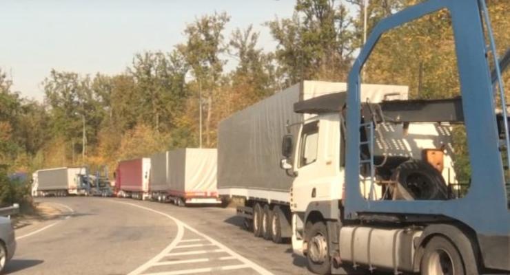 На объездной Ужгорода десятикилометровые очереди из грузовиков