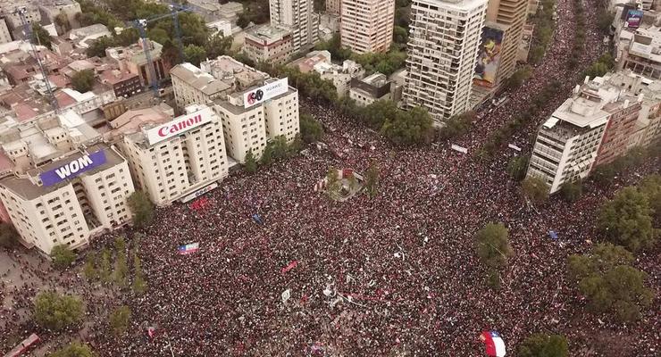 Около миллиона человек вышли на митинг в Сантьяго