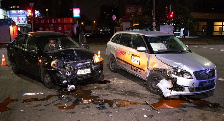 В Киеве столкнулись два такси: четверо пострадавших