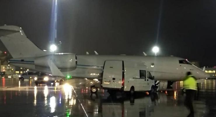 В аэропорту РФ микроавтобус врезался в самолет: появилось видео