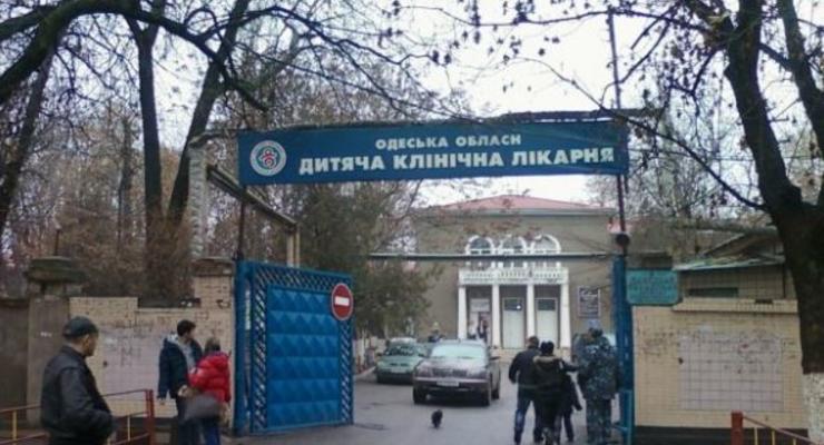Двое детей выпали из окна больницы под Одессой