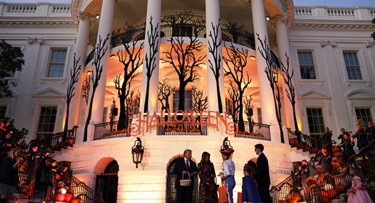 Чета Трамп заранее отпраздновала Хэллоуин на лужайке Белого дома