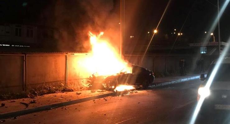 В Киеве автомобиль въехал в столб и загорелся