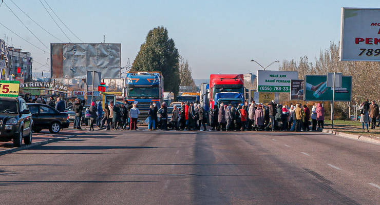 На акции протеста в Днепре водитель ВАЗ прокатил пенсионера на капоте