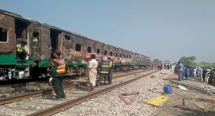 Взрыв поезда в Пакистане: число погибших выросло до 73