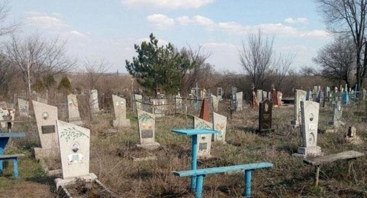 Трое жителей Лисичанска получили по 4-5 лет тюрьмы за надругательство над могилами