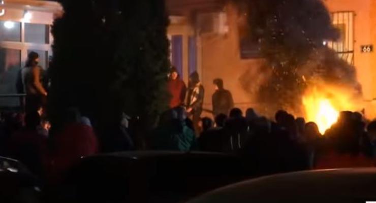 Жители Прилук жгли шины, пикетируя отдел полиции