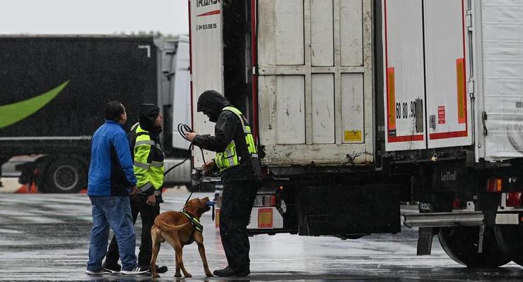 Во Франции задержали грузовик с десятками нелегалов