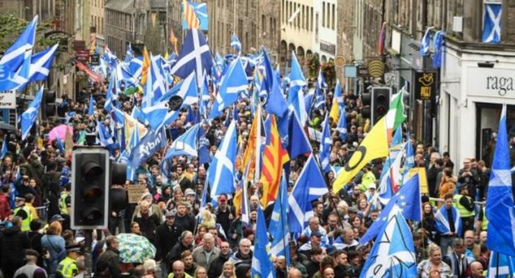 Сепаратизм в Великобритании: Тысячи шотландцев митинговали за независимость