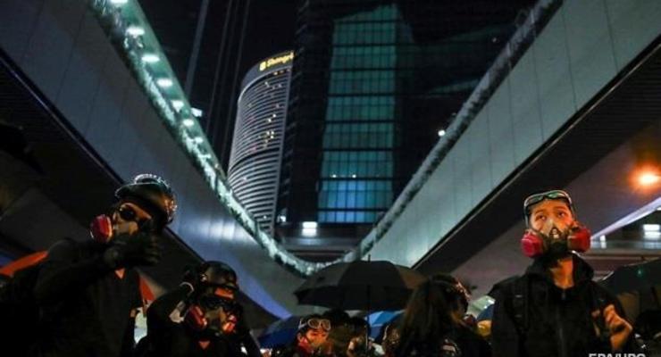 Протестующие в Гонконге разгромили офис информагентства Китая