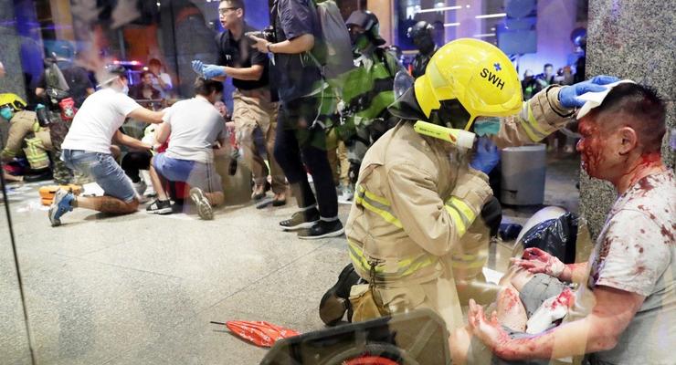В Гонконге из-за политического спора мужчина ранил ножом четырех человек