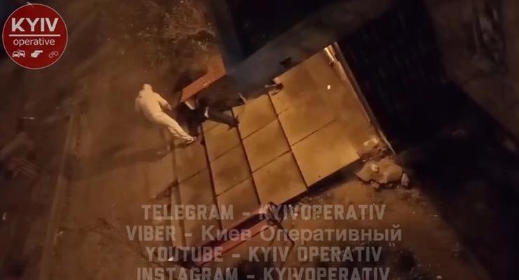 Под Киевом железной битой избили мужчину