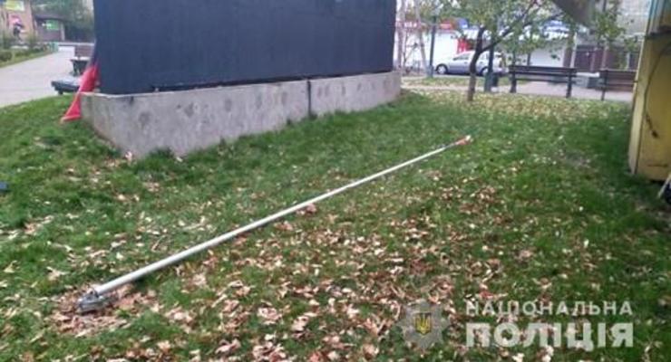 Под Киевом россиянин повредил флаг возле памятника Небесной сотне