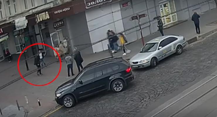 В Виннице владелец BMW не пропустил пешехода, а потом избил