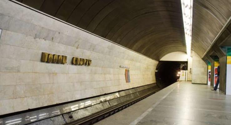 "Минирование": В Киеве закрыли две центральных станции метро