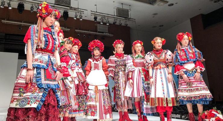Японки провели показ мод в украинских костюмах