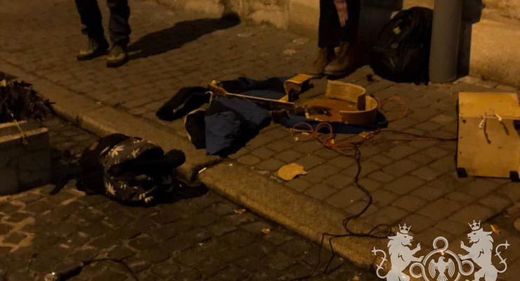 Во Львове радикалы разбили гитару уличному музыканту, который пел на русском