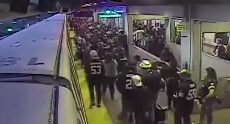 Работник метро спас пассажира за секунду до гибели