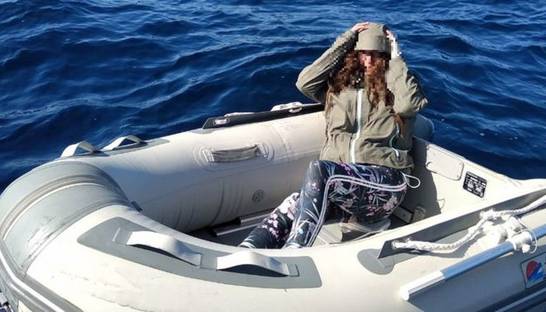 Туристка продержалась двое суток в открытом море на леденцах