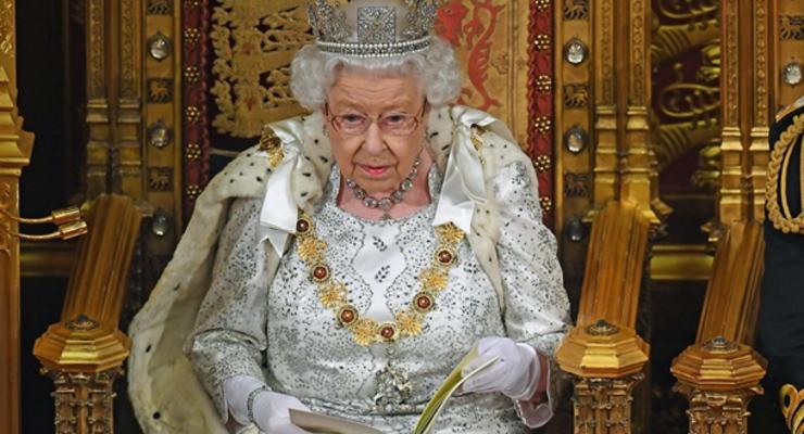Елизавета II отказалась носить натуральный мех