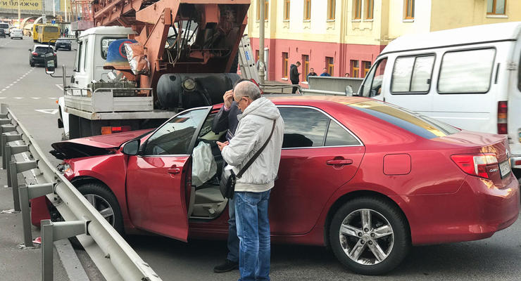 В Киеве Toyota влетела в машину коммунальщиков, жертв нет
