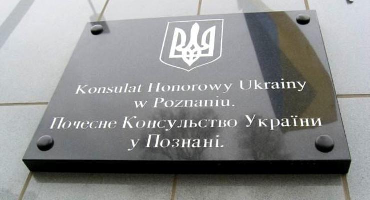 Поляка оштрафовали за уничтожение вывески с гербом Украины