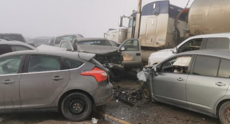 В Канаде на шоссе столкнулись 20 автомобилей