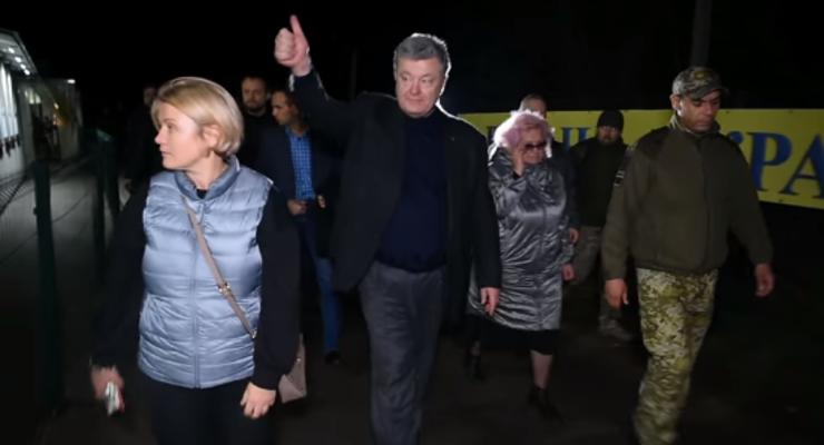 В Станице Луганской остаются боевики, переодетые в гражданское - Порошенко