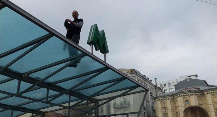 В Киеве неизвестный забрался на крышу метро и стал кричать